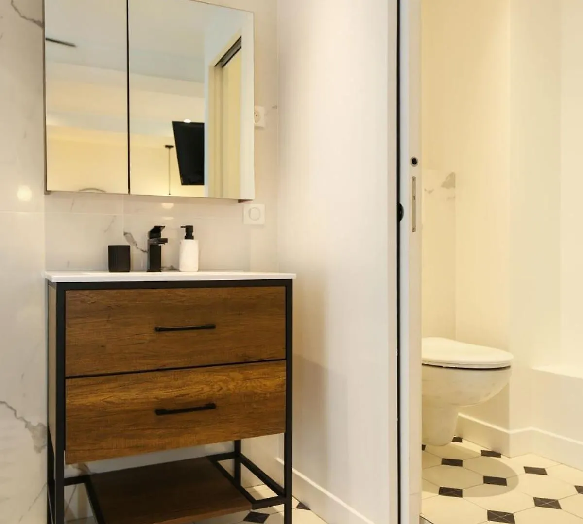Appartement Proche Des Celebres Puces De Paris 4P France