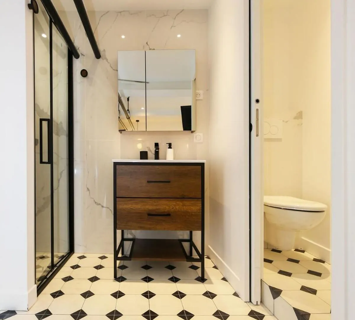 Appartement Proche Des Celebres Puces De Paris 4P 0*,  France